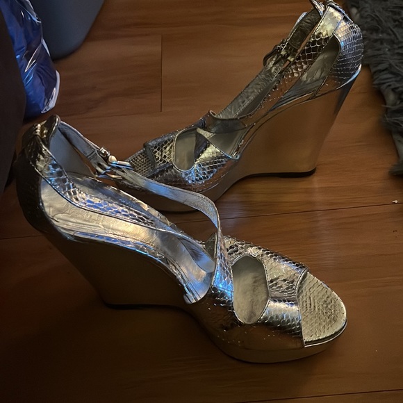 Silver Burberry size 8.5 snake skin print wedge heels - Picture 5 of 8